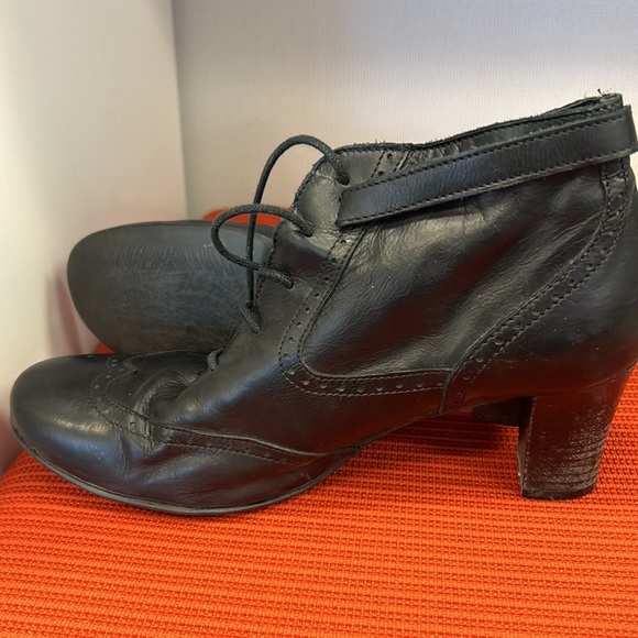 Black lace up booties. Arnold Churgin. Super soft leather. - Picture 6 of 7